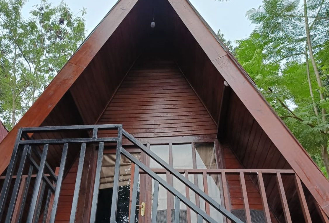 Area Kursi Sofa TV LED Ametrine Room di Ciater