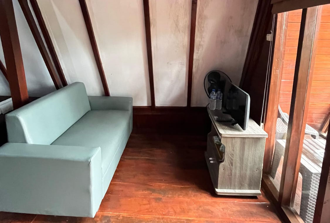 Area Kursi Sofa TV LED Ametrine Room