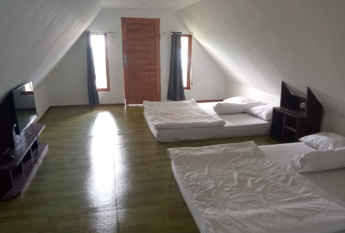 Area tempat tidur utama Villa Ibah Ciater kapasitas 10 orang