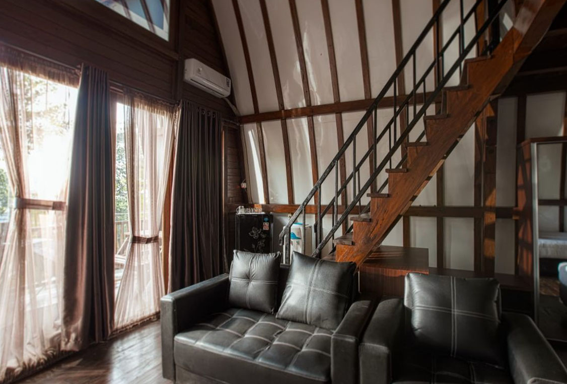 Interior Villa Rumah Kayu 2 Lantai Carnelian Room