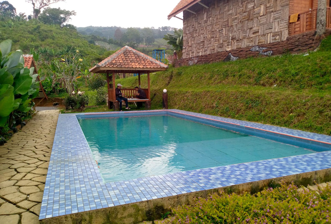 Kolam rendam air hangat pribadi Villa Ibah Ciater Bandung