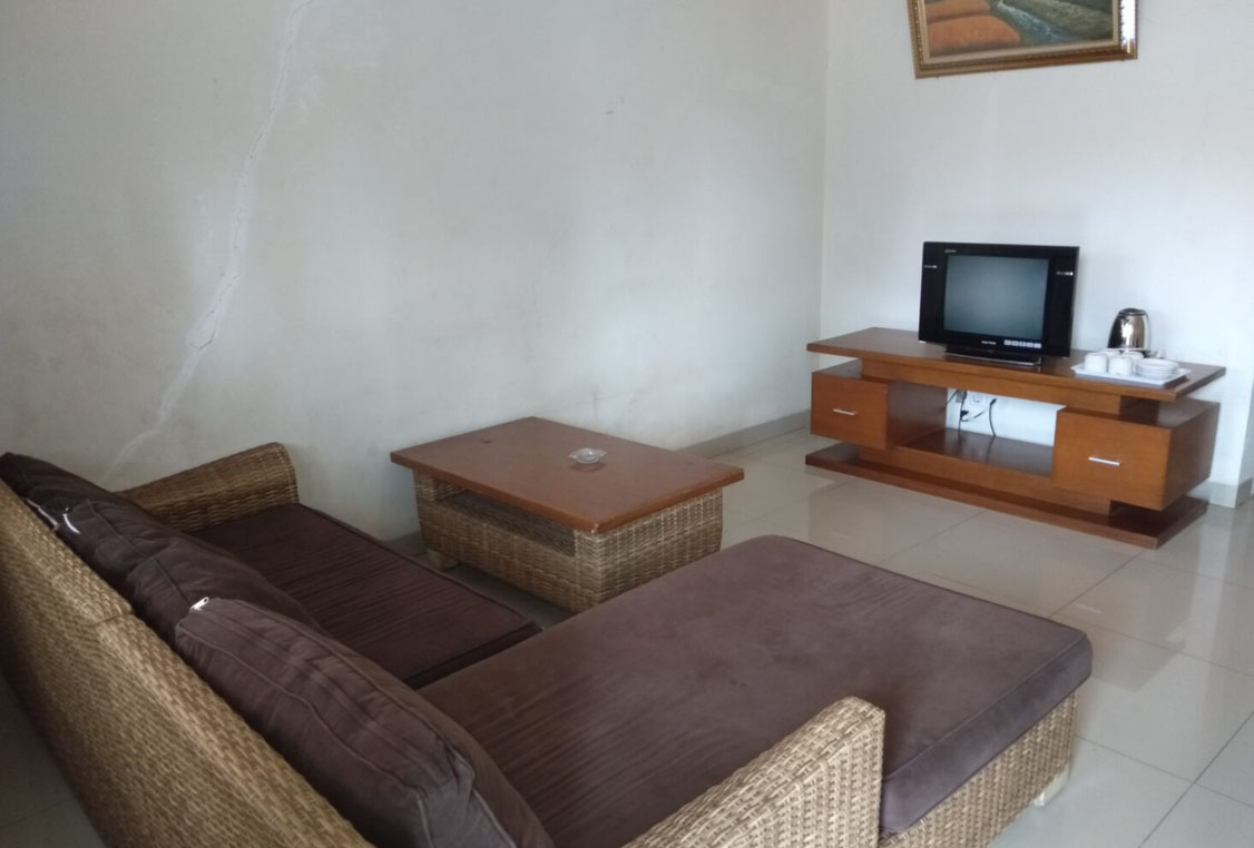 Sofa dan TV Ruang Santai Villa Karaoke