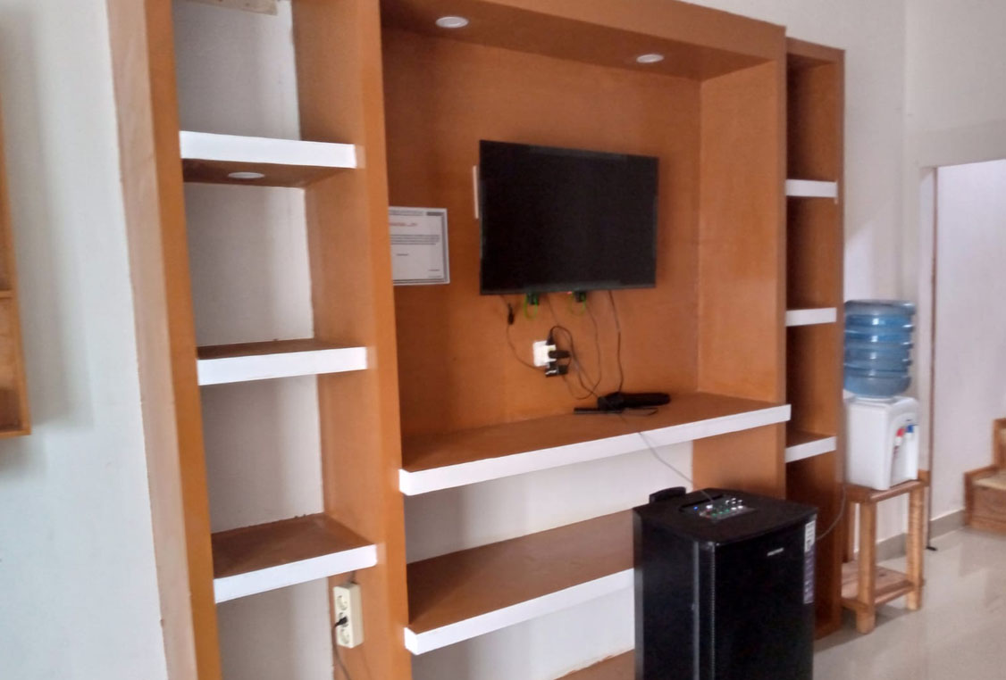 Suasana malam di teras Villa Ibah dengan alat BBQ