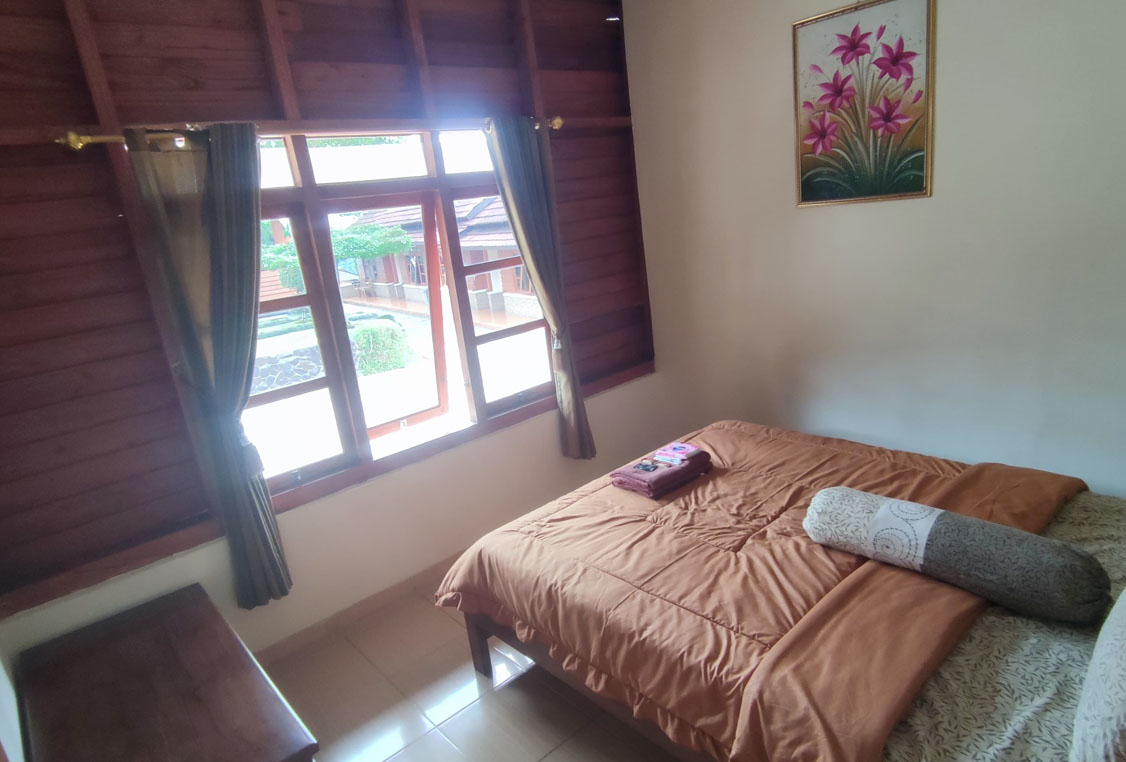 Tampak Luar Villa Flamboyan Kolam Sharing