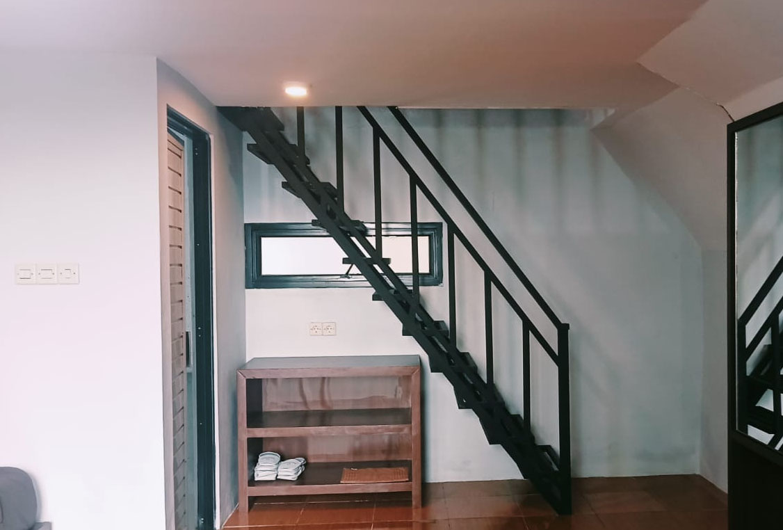 Tangga Kayu Interior Spinel Room 2 Lantai