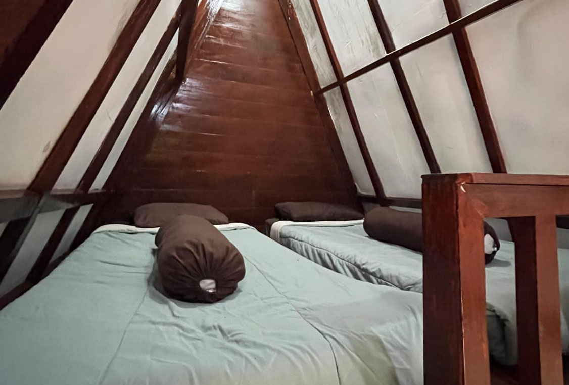 Tangga Kayu Interior Villa Ciater 4 Orang