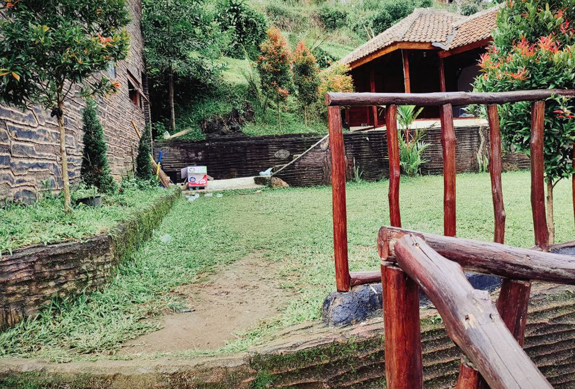 Area lapangan luas dan gazebo di Villa Cece Ciater