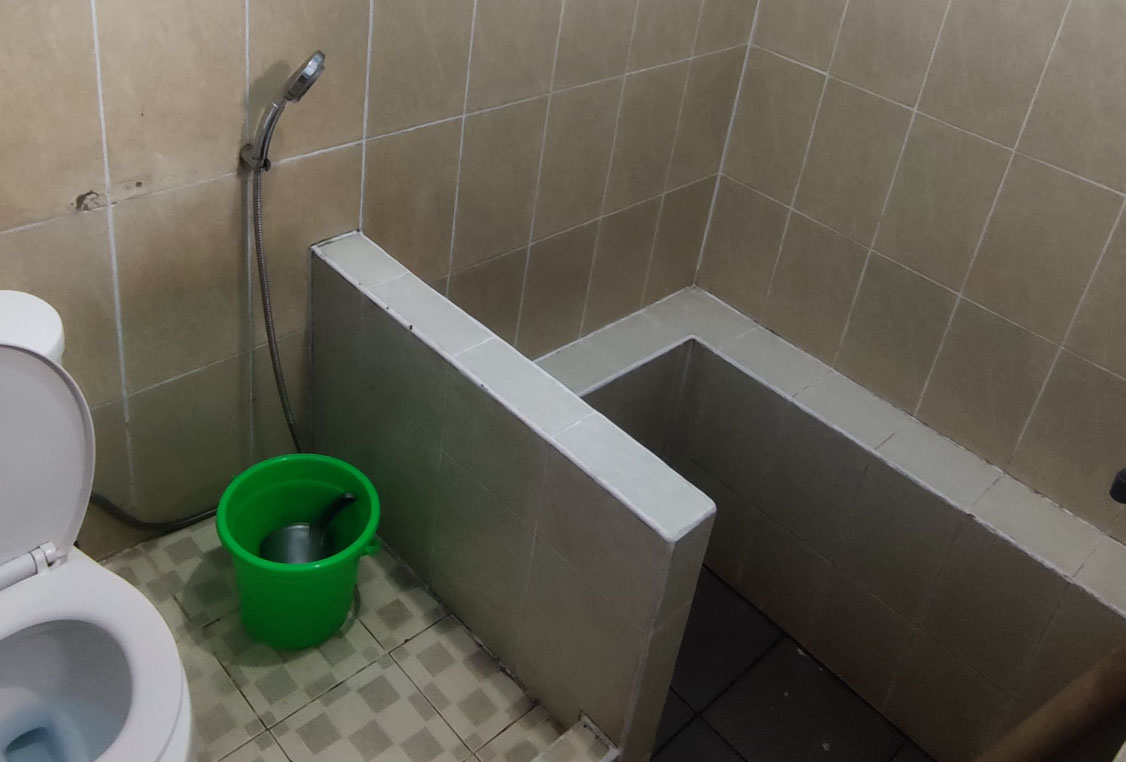 Area santai di Villa Flamboyan Ciater dengan TV dan Wifi