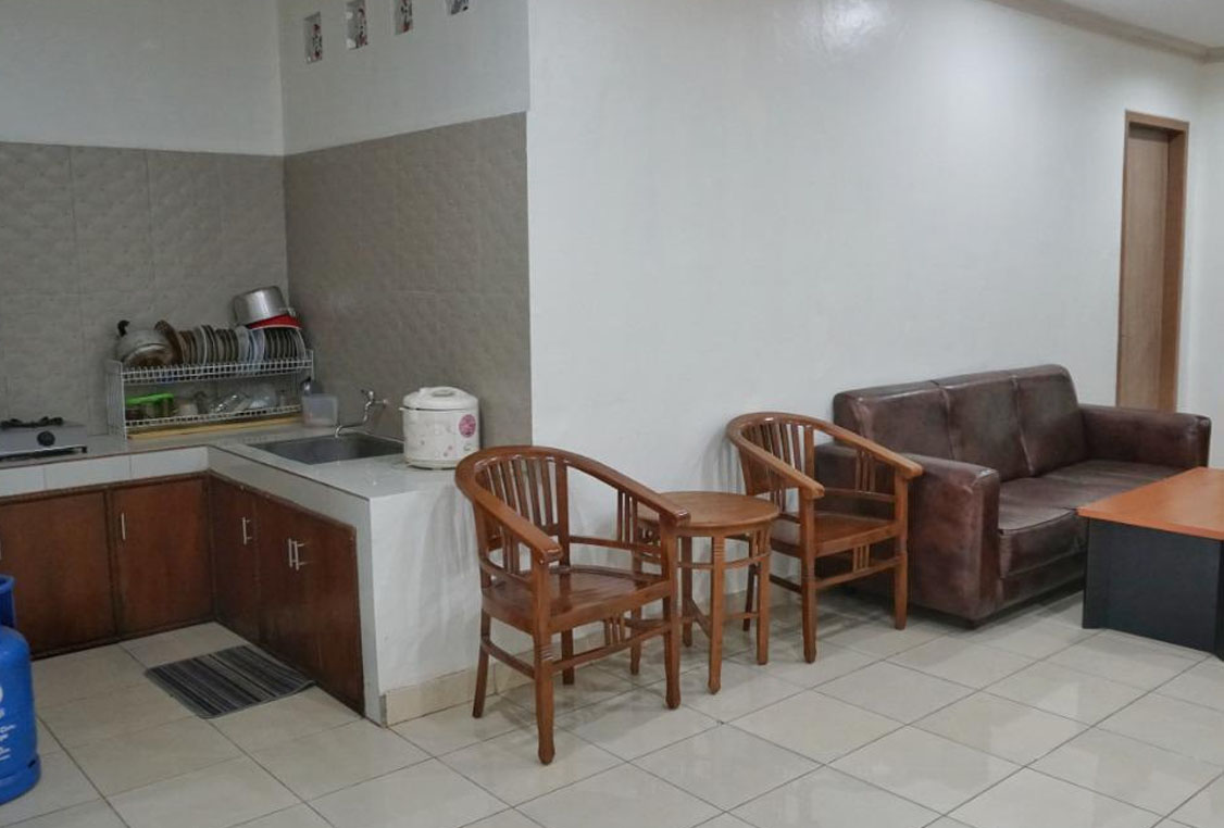 Dapur dan fasilitas standar rumah lengkap Villa CHR