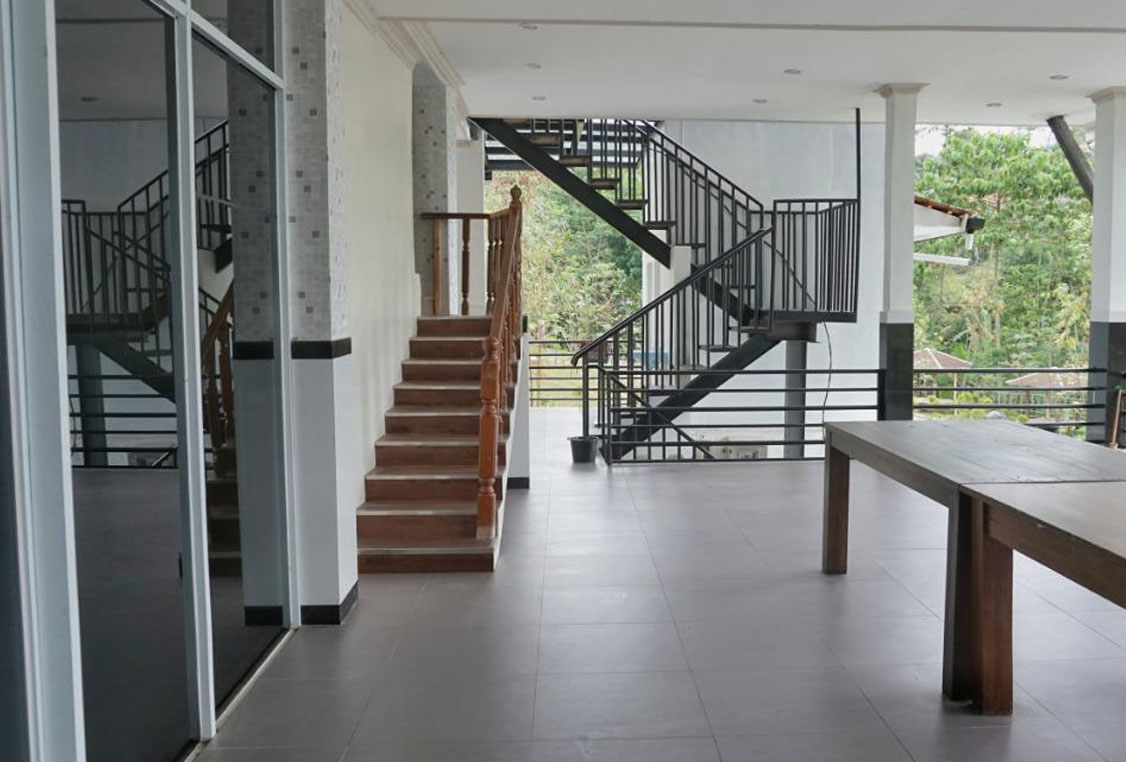 Detail area Balcon dengan pemandangan pegunungan Ciater