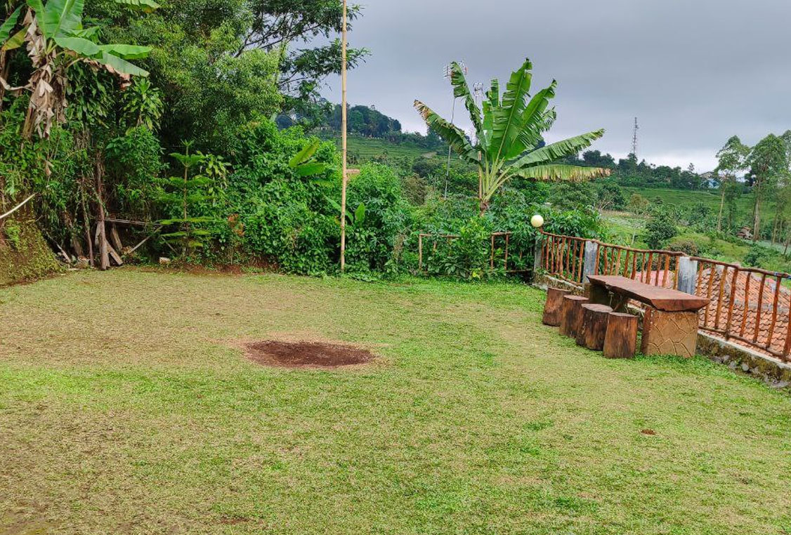 Eksterior dan lapangan Villa Bougenville untuk acara