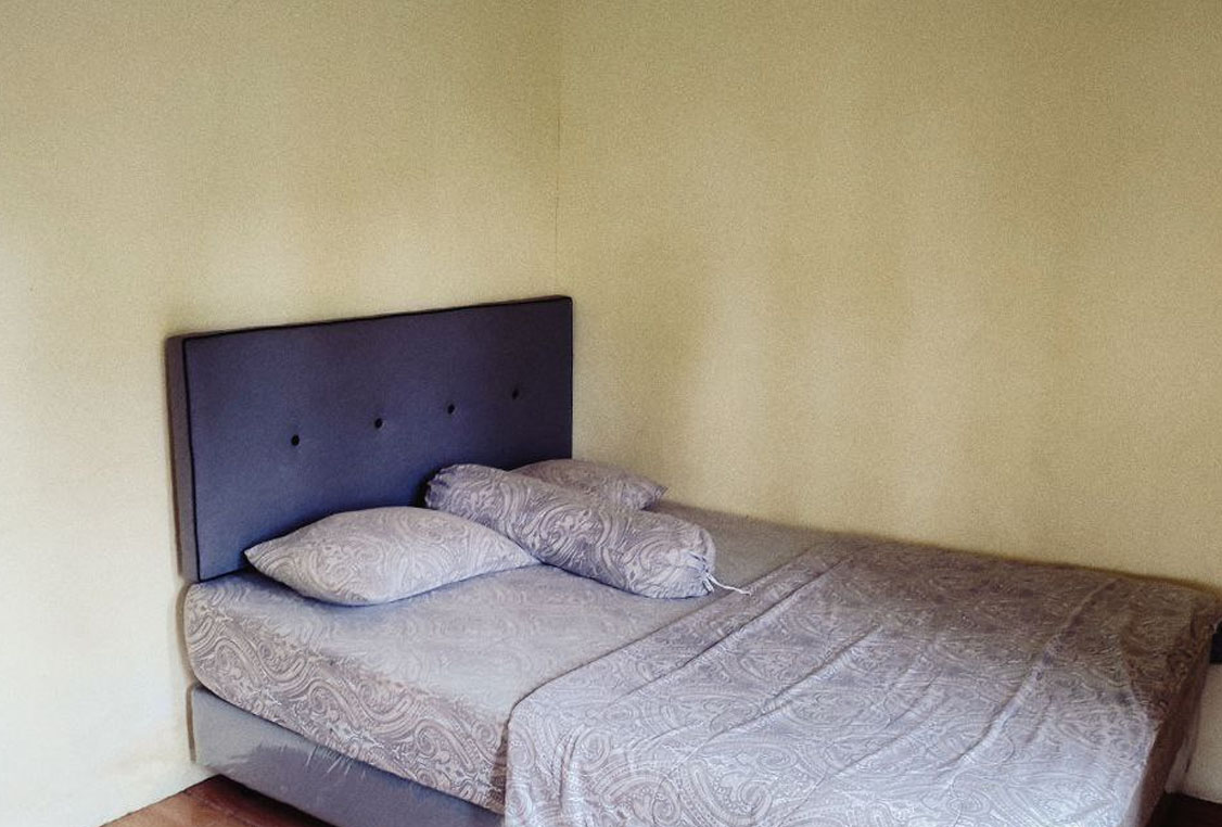 Fasilitas dapur lengkap dan ruang makan di Villa Cece