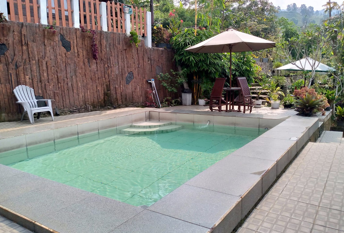 Ilustrasi kehangatan keluarga di Villa AGATA dengan handuk