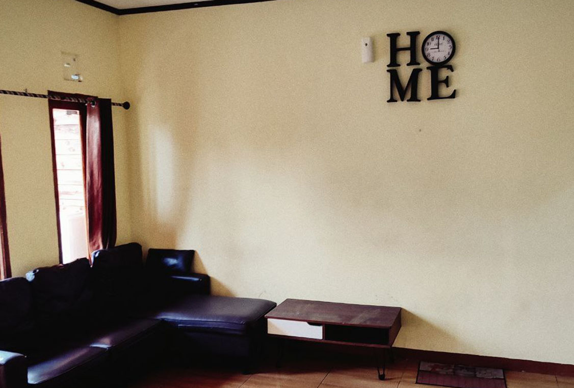 Interior kamar tidur utama Villa Cece Ciater