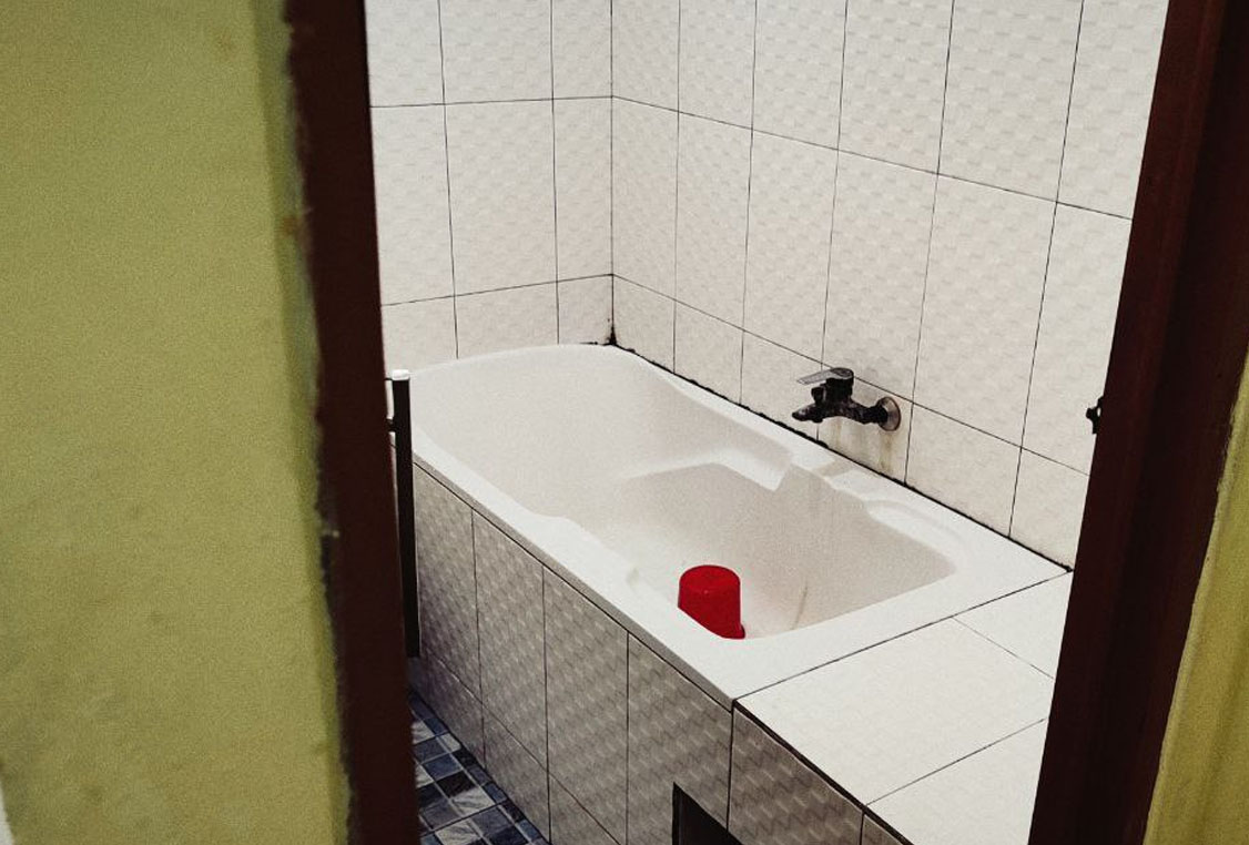 Kamar mandi bersih dengan air panas di Villa Cece