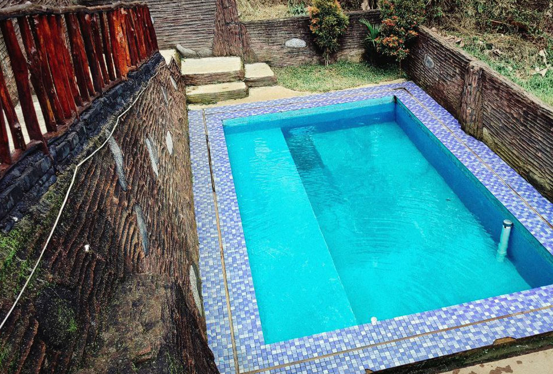 Kolam renang air hangat privat di Villa Cece Ciater