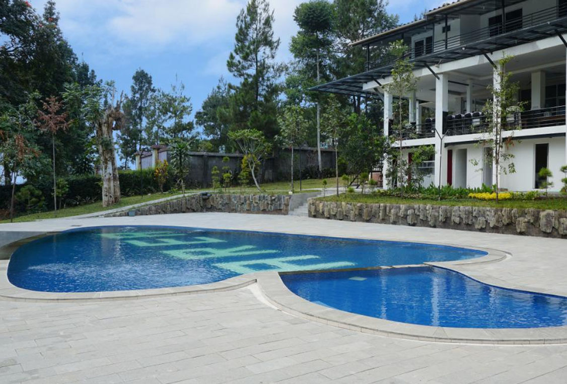 Kolam renang pribadi Villa CHR di Ciater Subang