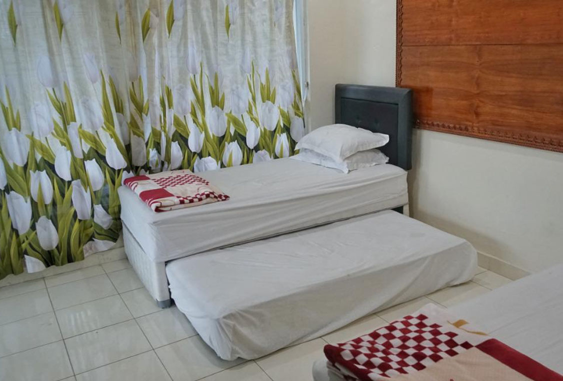 Papan informasi fasilitas lengkap di Villa CHR