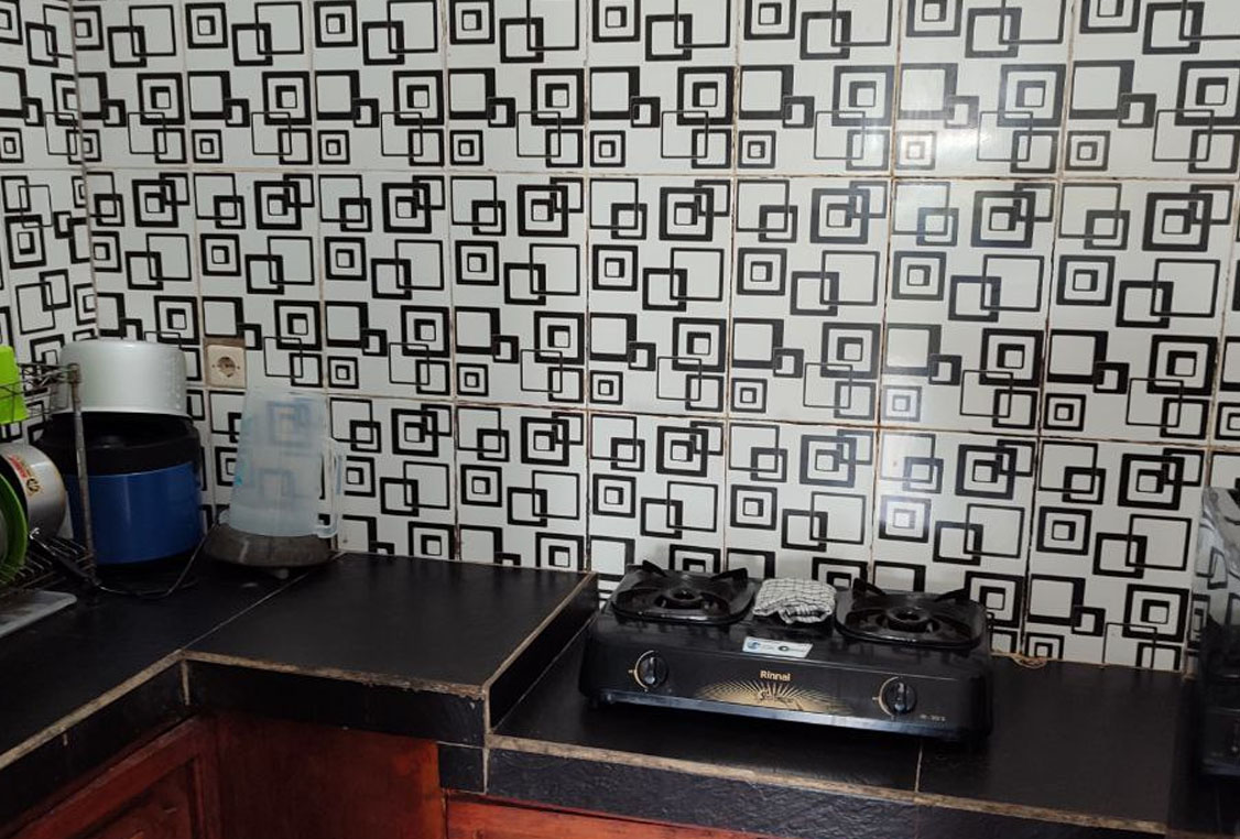 Peralatan BBQ dan area makan di Villa Bougenville