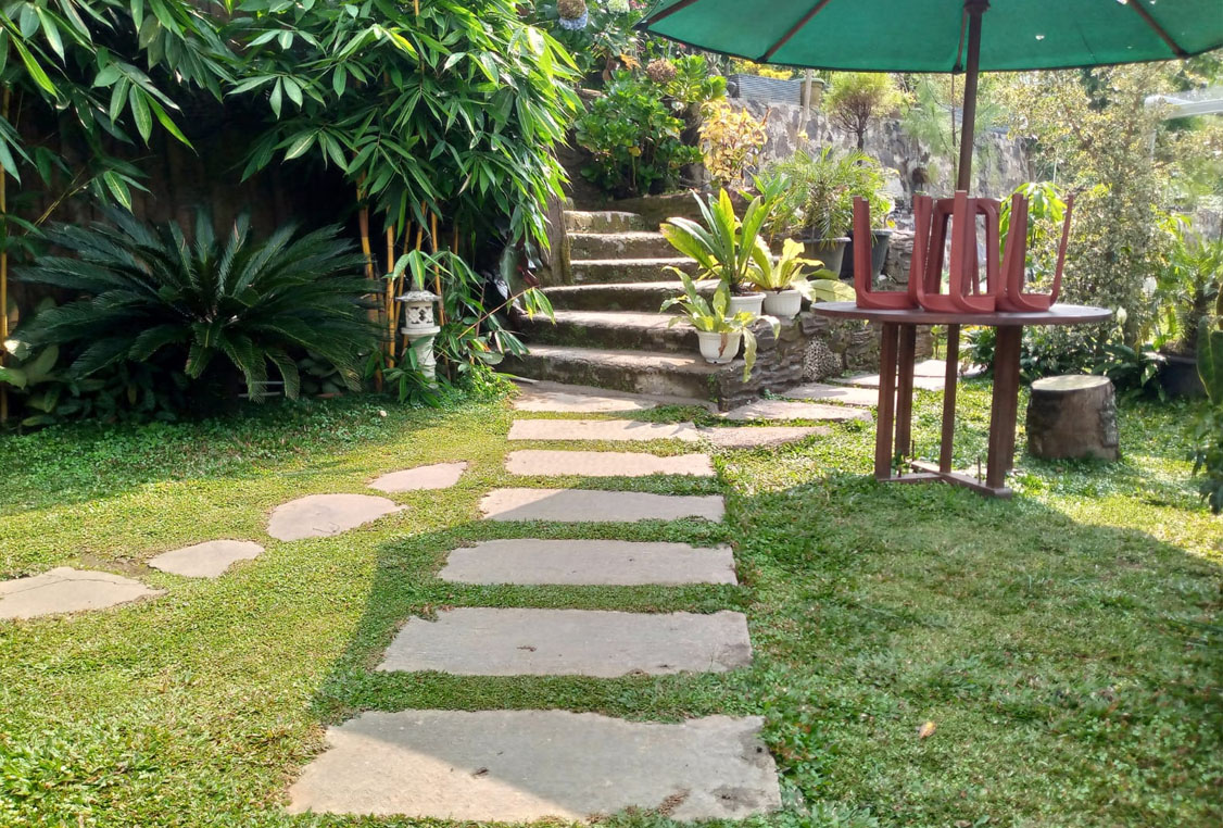 Pintu masuk dan area parkir luas Villa AGATA