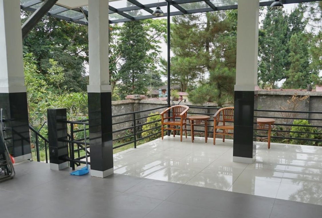 Pintu masuk dan area parkir luas Villa CHR