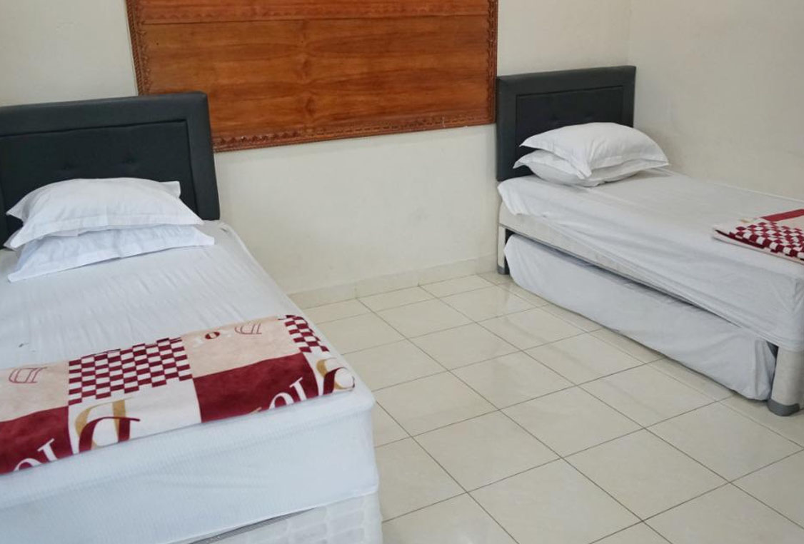 Setting makan malam di area kolam renang Villa CHR