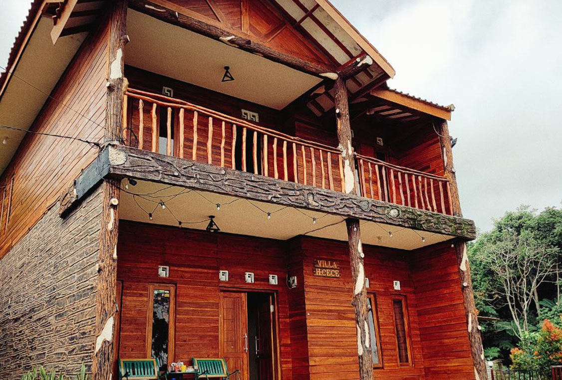 Taman dan area BBQ di Villa Cece