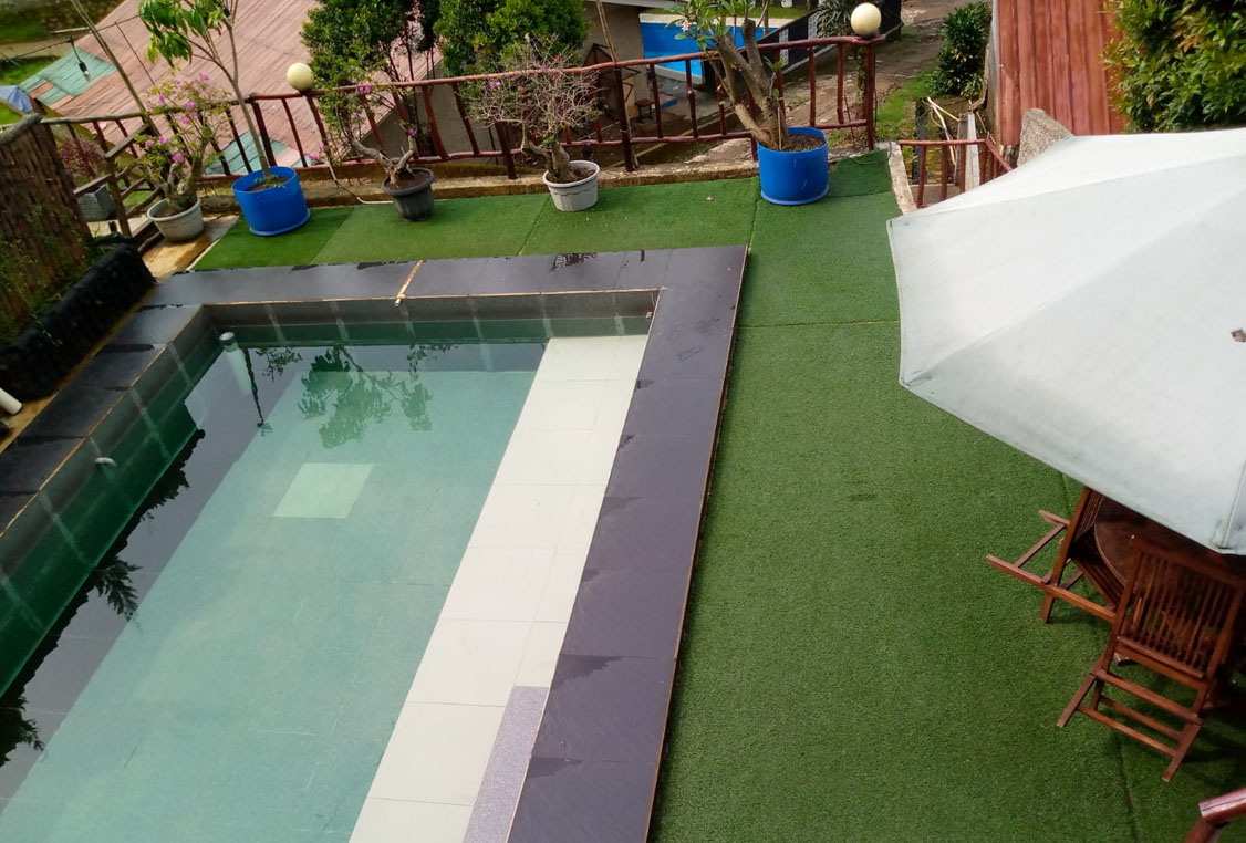 Tampak depan Villa Bougenville Ciater kapasitas 30 orang