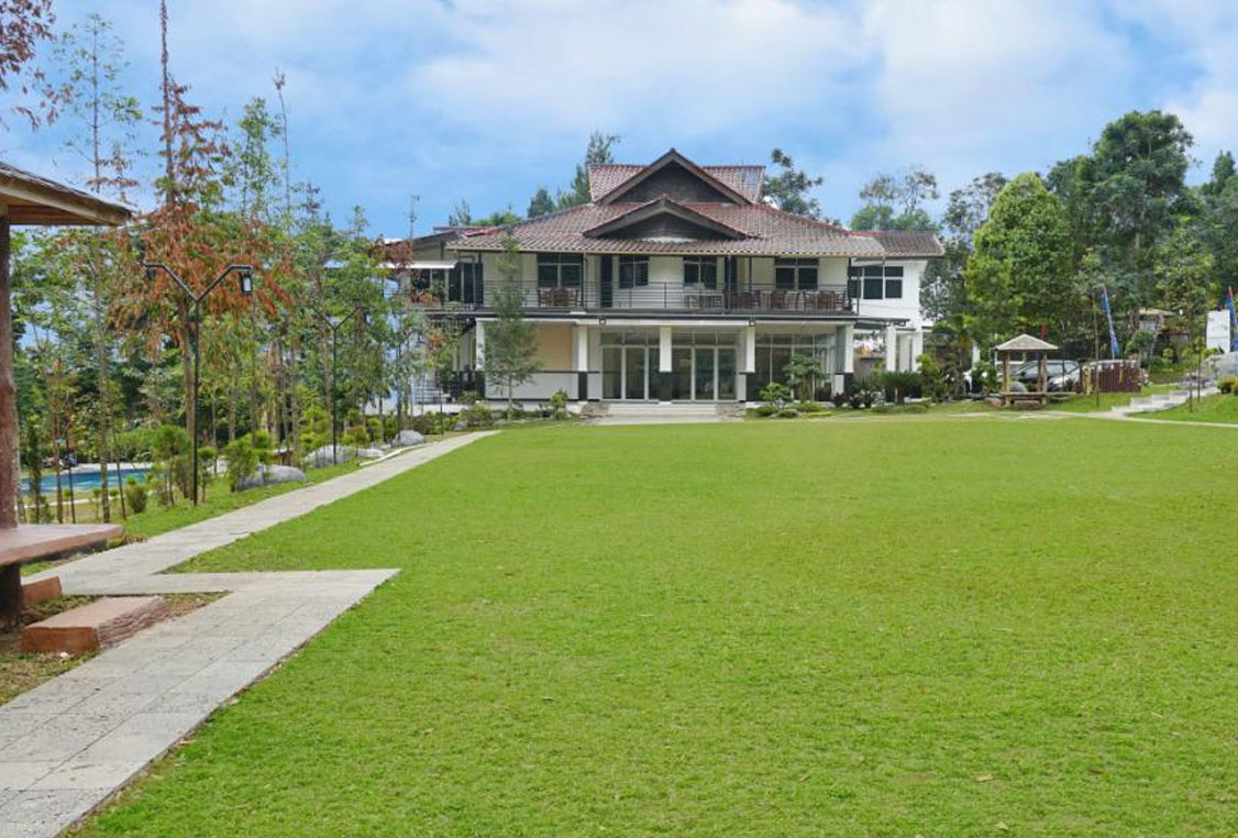 Tampak depan Villa CHR dengan desain modern dan halaman luas