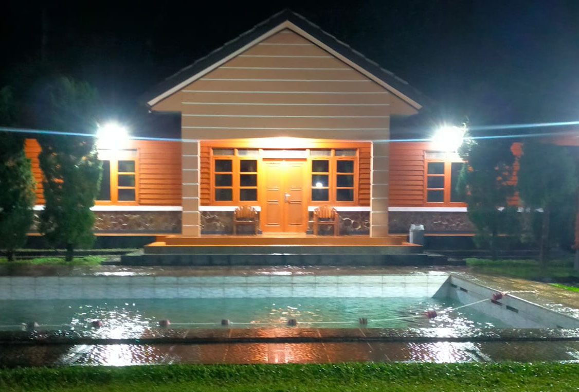 Tampak depan Villa Flamboyan Ciater kapasitas 30 orang